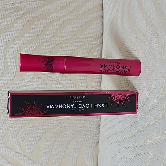 Mary Kay Lash Love Fanorama mascara in black. - Picture 2 of 3